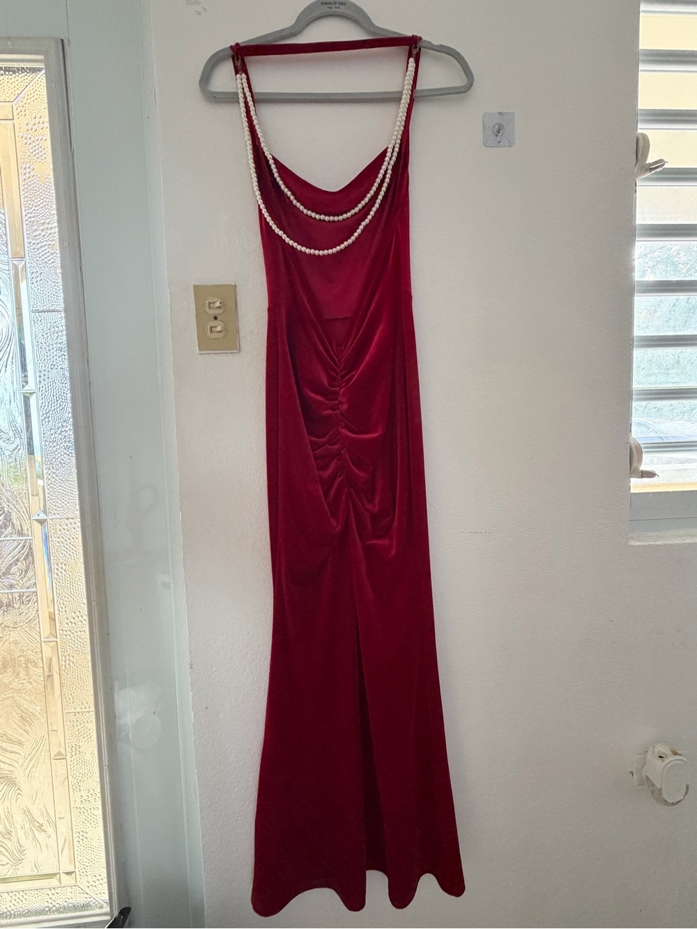 Vestido elegante, espalda de perlas y fruncido